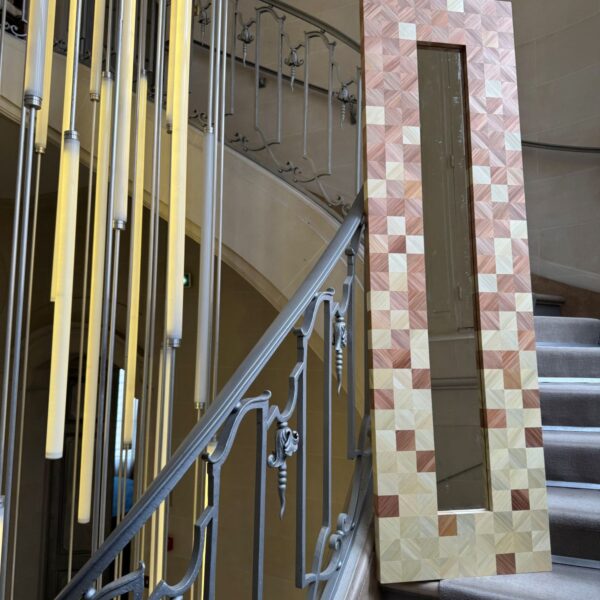 Grand miroir en marqueterie de paille