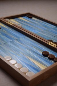 Plateau de jeu de backgammon en marqueterie de paille