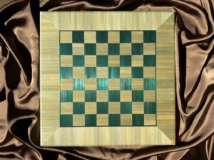 échiquier en marqueterie de paille