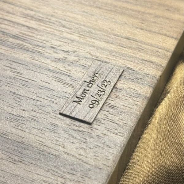 plateau en bois gravé