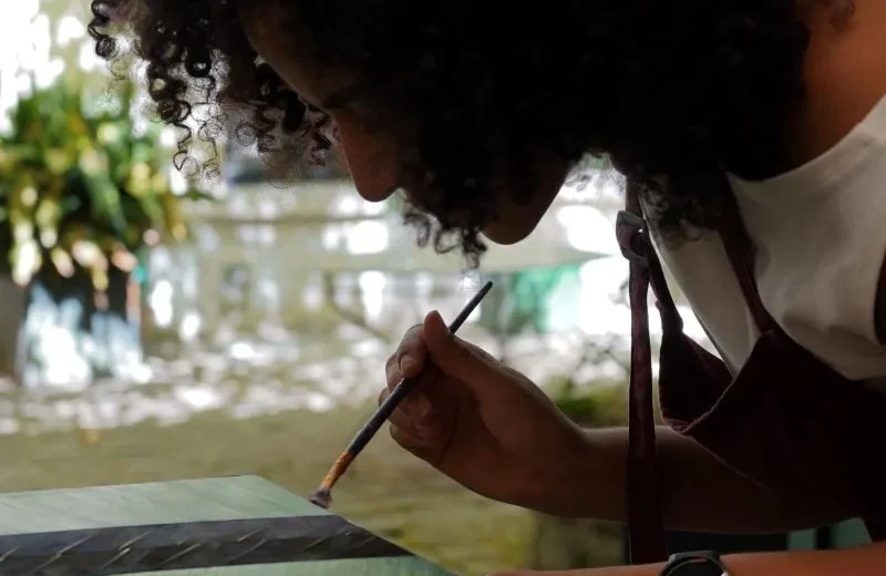 femme en train de faire de la marqueterie de paille